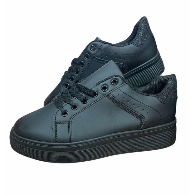 Juodi, lygiu padu sportiniai batai