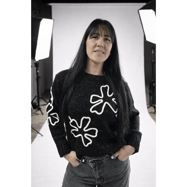 Juodas megztinis su raštu